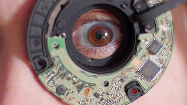 拆卸的相机镜头中的眼睛，电子部件视频素材