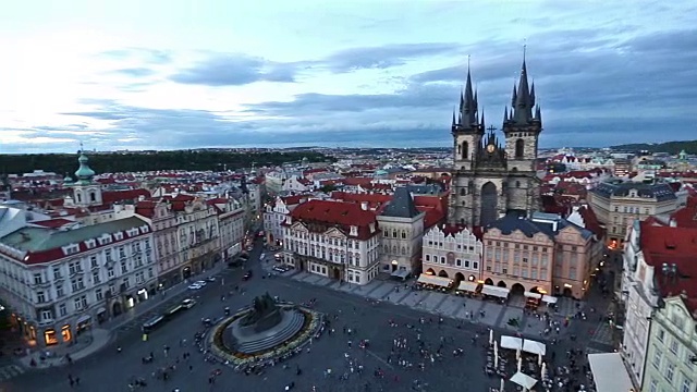镜头:捷克共和国布拉格老城广场上拥挤的行人视频素材