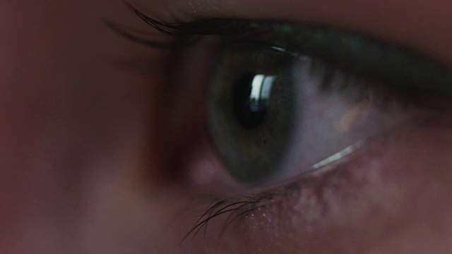 少女绿眼的微距镜头视频素材