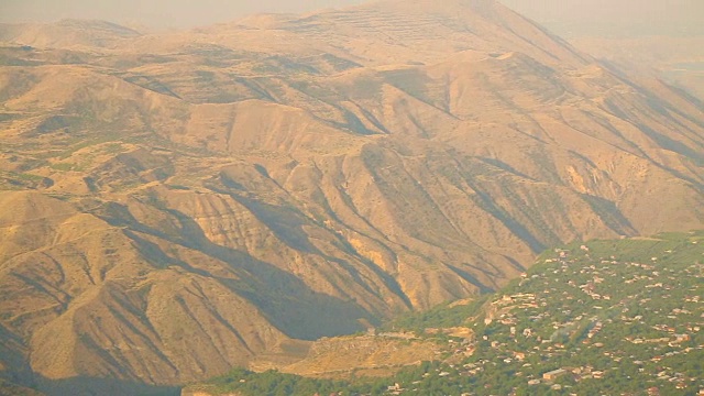 亚美尼亚山脉全景，盖加姆山脉，热气球旅行，生态旅游视频素材