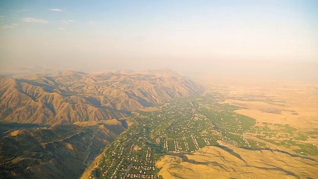 壮丽的亚美尼亚高地和山谷鸟瞰图，模糊的云雾地平线视频素材