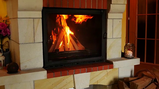 客厅有壁炉。平移。视频下载