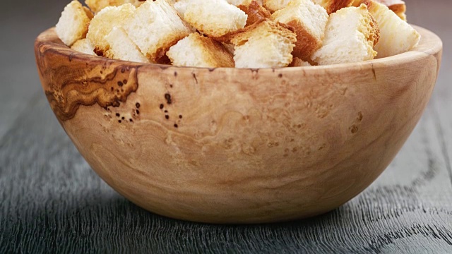 橡木桌子上的木碗里的白面包自制面包丁视频下载