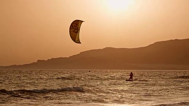 SLO MO人风筝滑板在日落视频素材