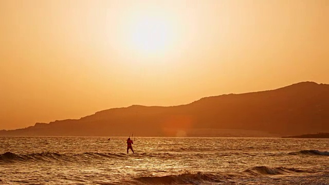SLO MO 风筝冲浪者在日落时跳跃视频素材