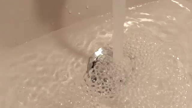 强劲的水流从水龙头流向水槽视频素材