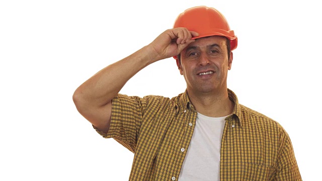英俊成熟的工程师戴着安全帽自信地微笑视频下载