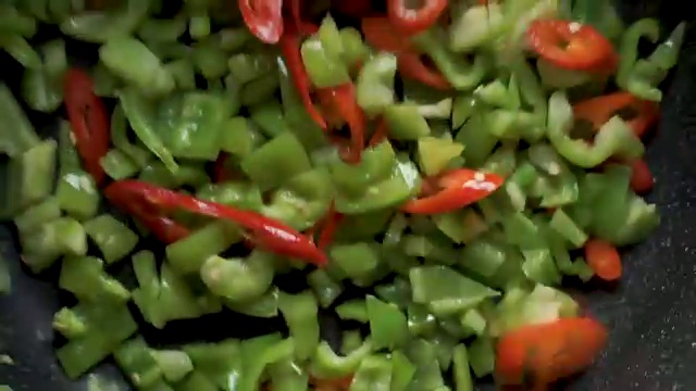 用红椒和青椒做煎锅里的菲希塔。视频视频素材
