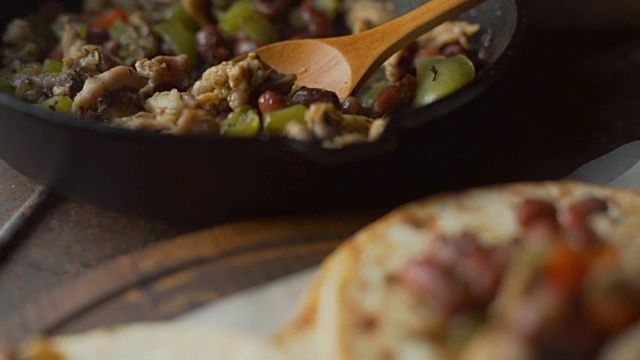 煎锅，里面装的是墨西哥烙饼和玉米粉圆饼。视频视频素材