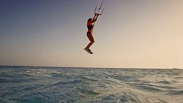 SLO MO女风筝滑板弹到空中，太阳正在下山视频下载