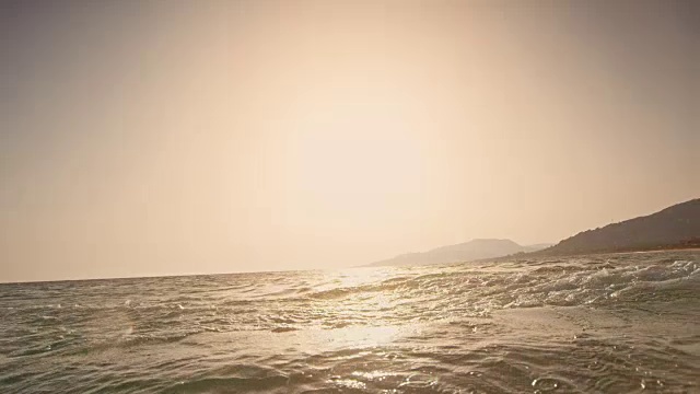 SLO MO女子在日落时风筝冲浪，并向镜头挥手视频下载