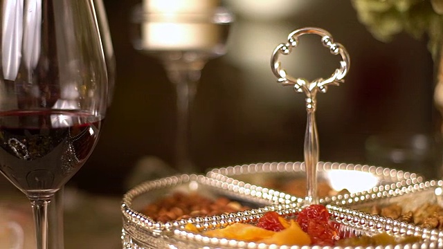 玻璃杯在晚上放在餐厅的桌子上视频下载