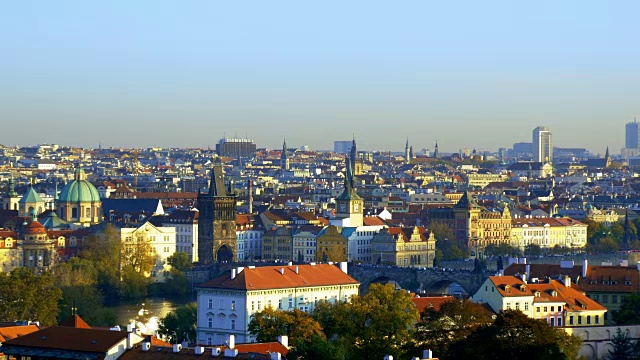 布拉格的天际线，查尔斯桥和老城视频素材