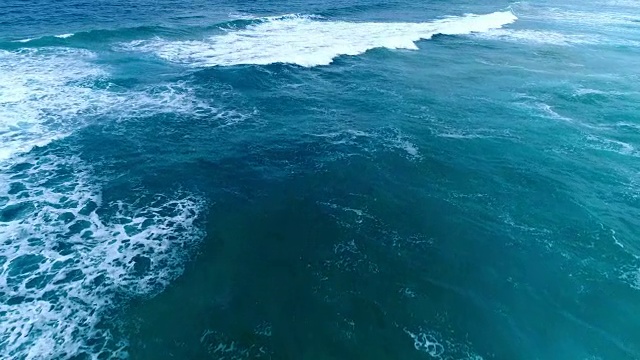 海浪飞溅的鸟瞰图视频素材
