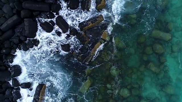 航拍视角,波浪,岩石区,自由视频素材