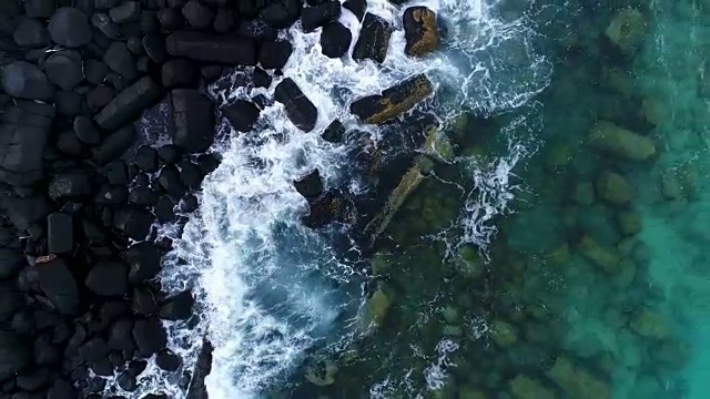 航拍视角,波浪,岩石区,自由视频素材