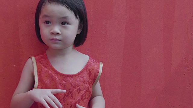 (红墙)女婴庆祝中国新年视频下载