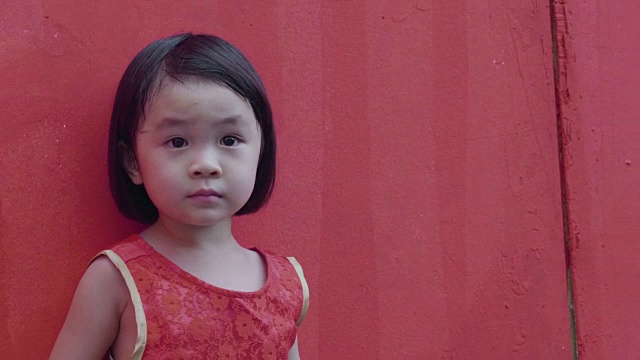 (红墙)女婴庆祝中国新年视频下载
