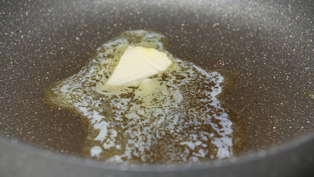 在热锅上融化黄油视频下载