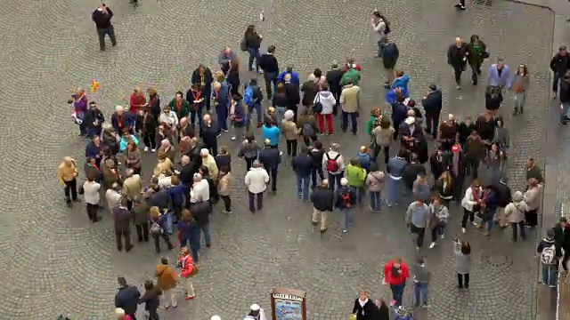 旅游团在布拉格老城聚会视频素材