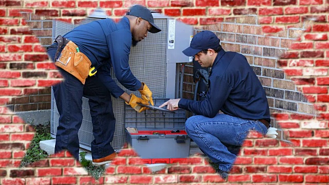 拉丁裔和非裔美国蓝领工人在后院修理空调视频素材