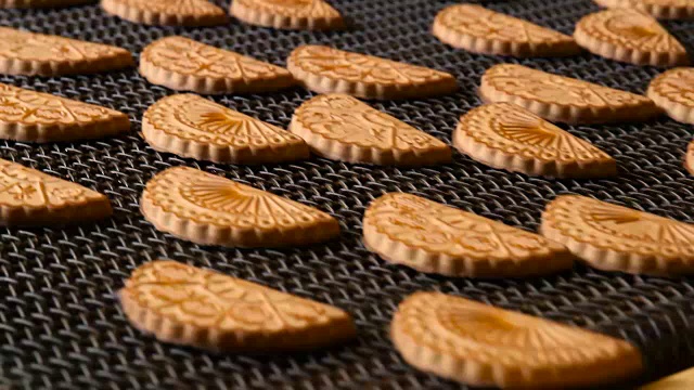饼干是在烤箱里烤的。特写镜头视频素材