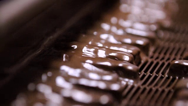 工厂里的牛轧糖加坚果和巧克力视频素材