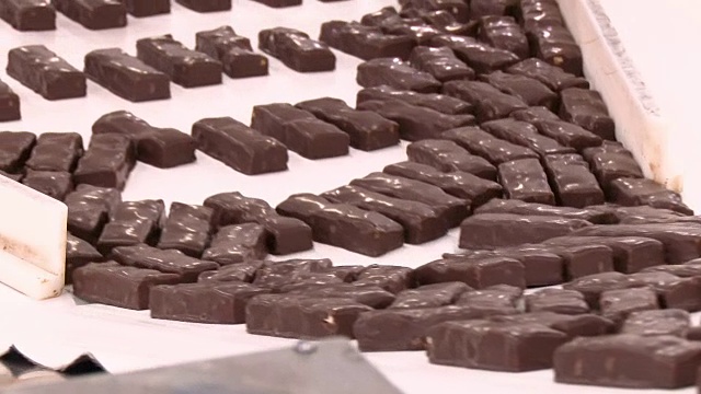 巧克力工厂传送带上的糖果视频素材