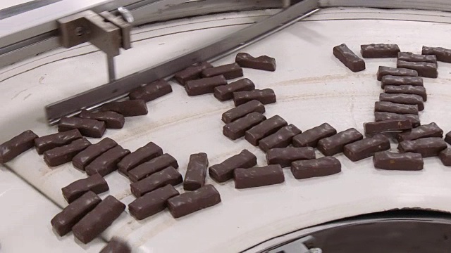 巧克力工厂传送带上的糖果视频下载