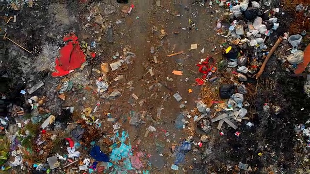 空中摄影:森林外围的垃圾场视频下载