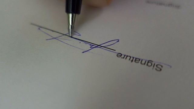 商人签商务合同协议，男手捂着笔写签名视频素材