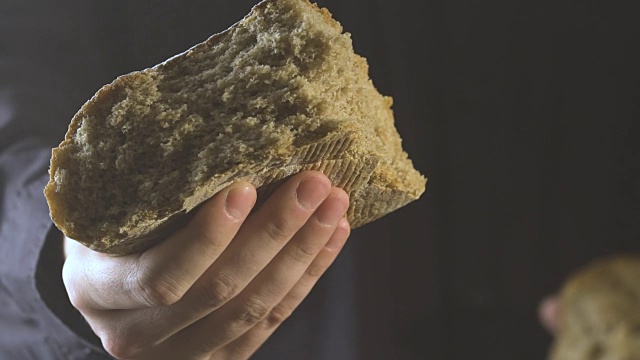 面包师打破自制面包的双手。关闭视图视频下载