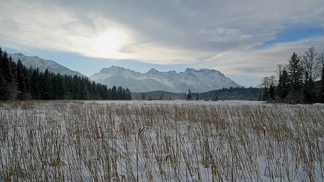 巴姆西湖与卡文德尔山脉在冬天的早晨，Krün，加尔米施-帕滕基兴上巴伐利亚，德国巴伐利亚，欧洲阿尔卑斯山视频下载