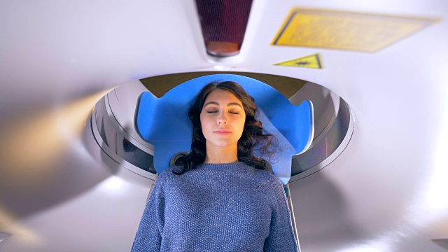 医院急诊MRI影像扫描。妇女躺在磁共振成像设备在医疗检查期间。4 k。视频素材
