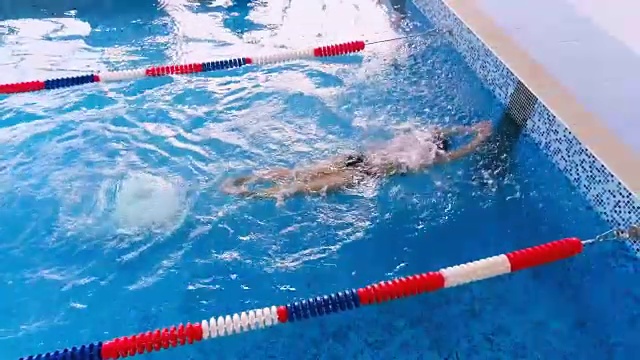 游泳运动员在游泳池完成游泳比赛。前视图。视频下载