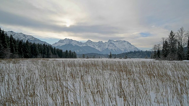 冬季早晨的Barmsee湖和karwendell山脉，Krün, Garmisch-Partenkirchen视频下载