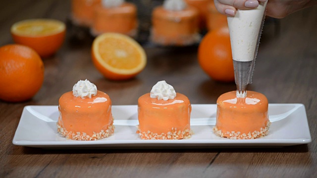 用鲜奶油装饰迷你橘子蛋糕视频素材