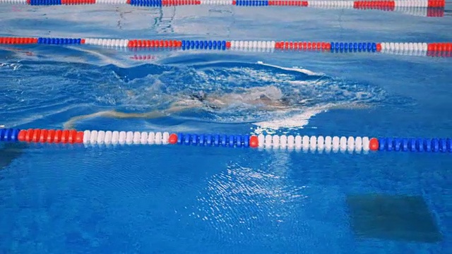 女游泳运动员在水面下运动。视频素材