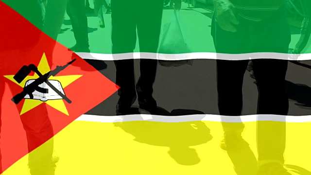 莫桑比克国旗和行人作为背景视频下载