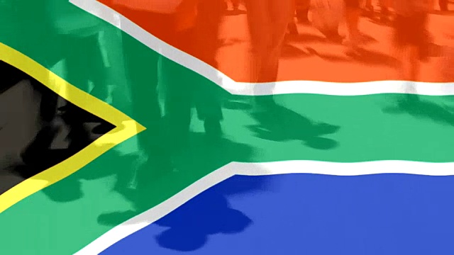 以南非国旗和行走的人们为背景视频下载