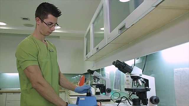 实验室技术员在微生物实验室工作，制作人类粪便样本视频下载