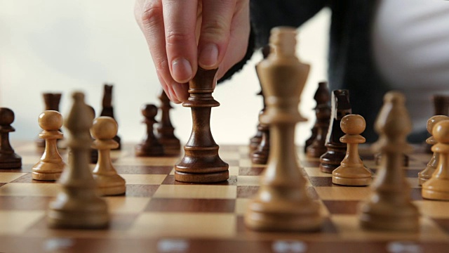 女人移动象棋图形与团队背后-战略，管理或领导概念视频下载