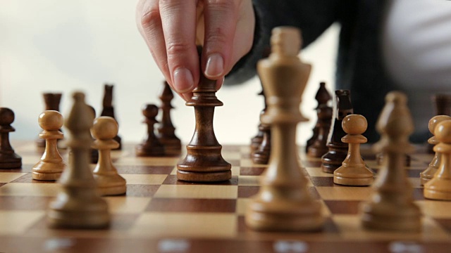女人移动象棋图形与团队背后-战略，管理或领导概念视频下载