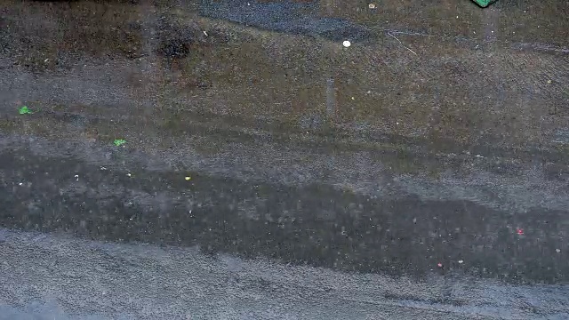 在季风季节，路面上的暴雨视频素材