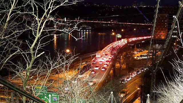 电影般的时间推移，在城市附近的一个立交桥上的交通堵塞在晚上视频素材