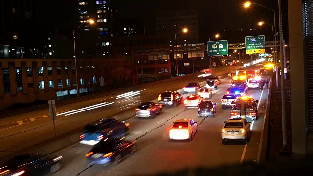 在城市附近的高速公路上，车辆试图避开事故的时间间隔-中镜头视频素材
