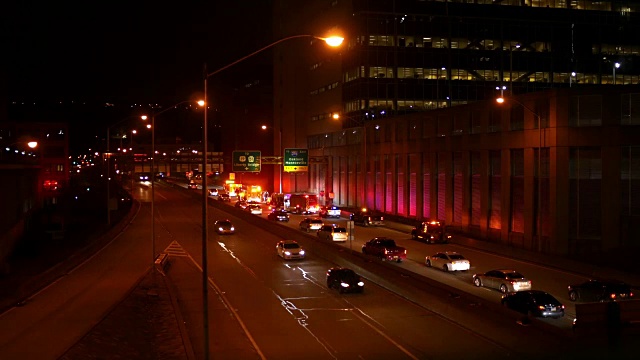夜间，在城市出入口车道上，车辆试图绕过高速公路相撞事故视频素材