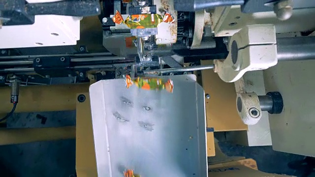 俯视图包装糖果被堆积在一个盒子视频素材
