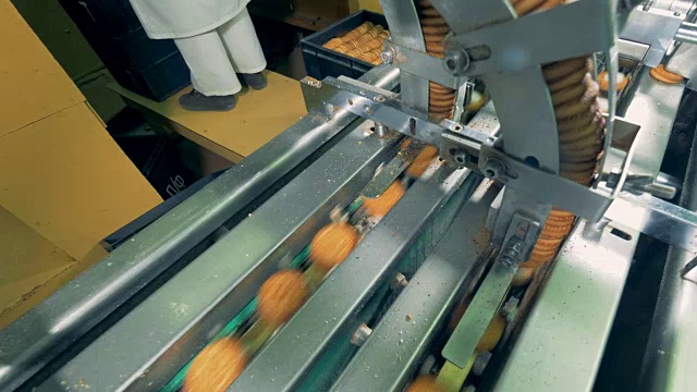 饼干正在由一台工作中的工厂机器完成视频素材