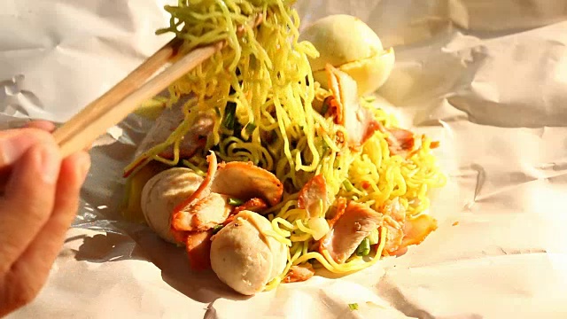 黄面条配饺子，泰国食物视频素材